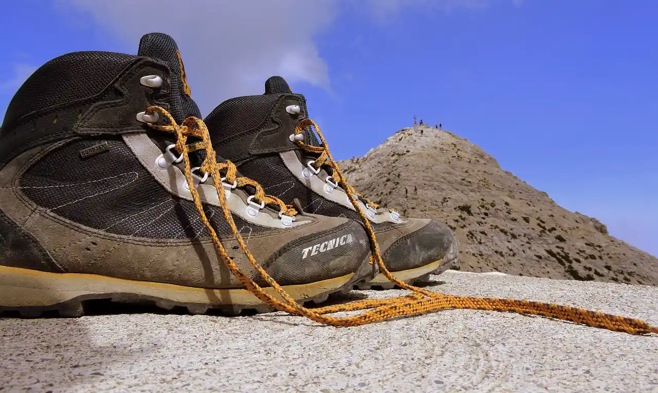 Zapatillas de montaña y trekking ultraligeras impermeables Hombre Quechua  FH500